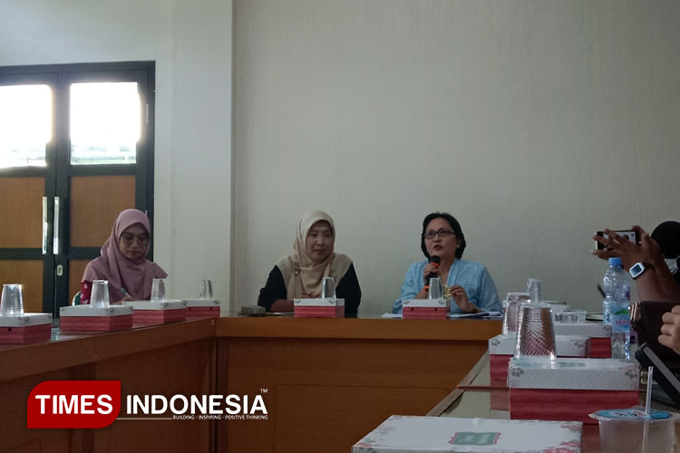 Kepala Bidang Pencegahan dan Pengendalian Penyakit Dinas Kesehatan Kota Yogyakarta, dr. Lana Unwamah saat konferensi pers. (FOTO: Zidny H/TIMES Indonesia)