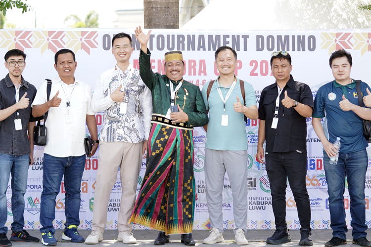 Ketua Umum Perkumpulan Olahraga Domino Indonesia (PORDI), Dr. H. Andi Jamaro Dulung, M.Si, (tengah) berharap domino menjadi olahraga otak yang diakui secara global.