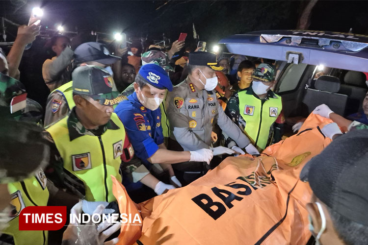 Diduga Jenazah ke-13 Korban Insiden KMP Tunu Pratama Jaya Kembali Diangkat dari Perairan Alas Purwo Banyuwangi