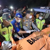 Diduga Jenazah ke-13 Korban Insiden KMP Tunu Pratama Jaya Kembali Diangkat dari Perairan Alas Purwo Banyuwangi