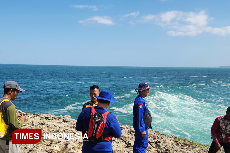 Tiga-Remaja-Terempas-Ombak-di-Pantai-Watulepek-Malang-B.jpg