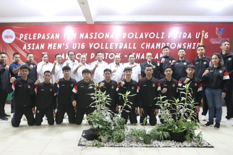 Timnas voli putra Indonesia U-16 saat berpamitan kepada Ketu PP PBVSI untuk mengikuti kejuaraan Asia. (Foto: PBVSI)