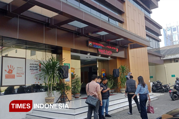 berlangsungnya-proses-pemeriksaan-terhadap-Gubernur-Khofifah-terkait-kasus-dana-hibah.jpg