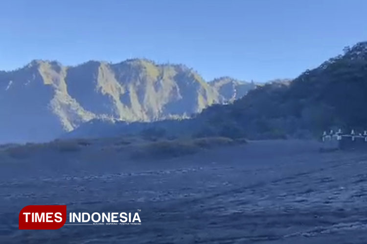 Embun Upas Kembali Selimuti Gunung Bromo, Wisatawan Serasa di Negeri Salju