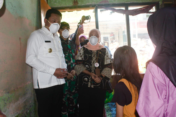 Bupati Sidoarjo Bantu Pengobatan dan Bedah Rumah Gadis Penderita Tuberkulosis
