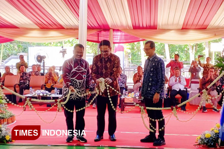Dirjen Risbang Kemendiktisaintek didampingi Direktur Polije saat meninjau Tefa Autohub Polije usai diresmikan. (Foto : M. Abdul Basid / TIMES Indonesia)