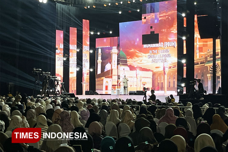 Dua Orang Non-Muslim Ucapkan Syahadat di Hadapan Dr Zakir Naik Saat Ceramah di Malang