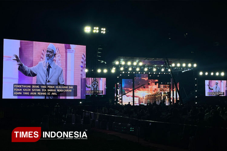 Dr Zakir Naik saat ceramah di depan belasan ribu umat di Stadion Gajayana Malang, Kamis (10/7/2025) malam.(Foto: Ardana Pramayoga/TIMES Indonesia)