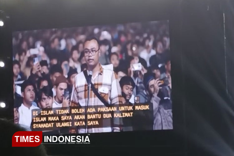 Dua-orang-Non-Muslim.jpg