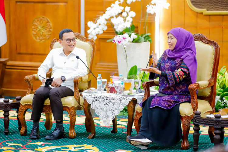 Gubernur Khofifah saat menerima kunjungan Menteri Perlindungan Pekerja Migran Indonesia Abdul Kadir Karding di Gedung Negara Grahadi, Kamis (10/7/2025) malam. (FOTO: Dok.Humas Pemprov Jatim)