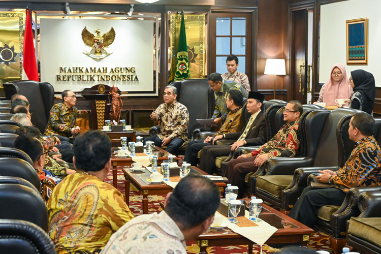 Pimpinan MPR RI saat bertemu dengan Ketua Mahkamah Agung, Sunarto, Jumat (11/7/2025).