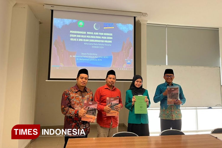 Nilna Liana Nada R.K, Mahasiswa Pascasarjana Unisma Malang usai melakukan ujian tesis dengan menunjukkan modul ajar Fikih berbasis STEAM. (FOTO: AJP TIMES Indonesia)