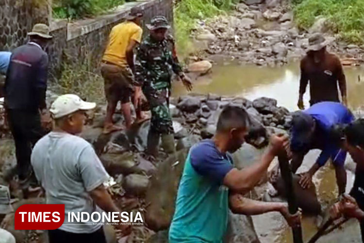 Jaga Ketahanan Pangan, Sinergi Babinsa dan Warga Majalengka Bersihkan Bendungan Kembang