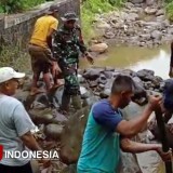Jaga Ketahanan Pangan, Sinergi Babinsa dan Warga Majalengka Bersihkan Bendungan Kembang