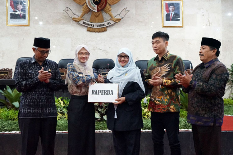 Rapat Paripurna DPRD Kota Kediri Setujui Tiga Raperda Kota Kediri Dengan Wali Kota Kediri