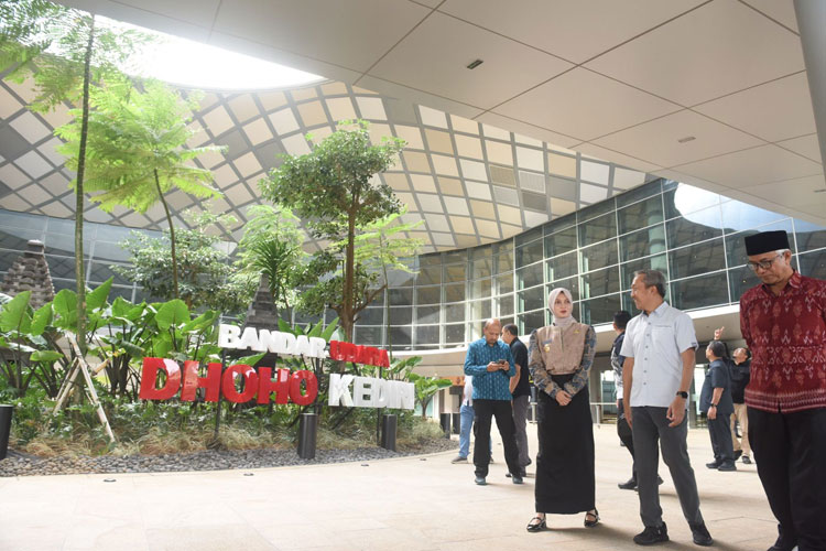 Wali Kota Kediri dan Wakil Wali Kota Kediri saat tinjau bandara Dhoho Kediri (Foto: Diskominfo Kota Kediri)
