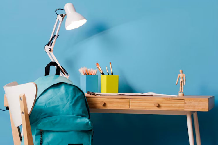 Tempat belajar yang minimalis dan fungsional bisa menghadirkan kenyamanan dan memungkinkan anak lebih berkonsentrasi saat belajar. (FOTO: Freepik)