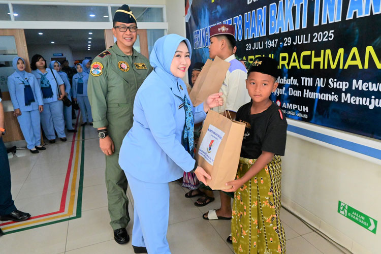 12 Anak disekitar Lanud Abdulrachman Saleh Malang mendapatkan khitan gratis dalam rangka memperingati ke-78 Hari Bakti TNI Angkatan Udara, Jumat (11/7/2025). (Foto: Pen Lanud Abd Saleh)