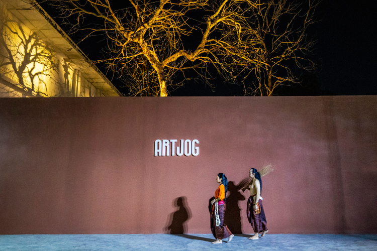 Boby Ari Setiawan bersama Dainta menuju panggung performa ARTJOG2025: Motif Amalan di Jogja Nasional Museum Yogyakarta, Jumat, 11/7/2025_Eko Susanto