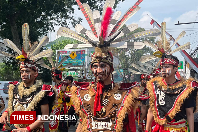 Pawai peserta karnaval budaya Festival Merjosari 2025, Sabtu (12/7/2025). Sebanyak 13 RW di lingkungan Kelurahan Merjosari Kota Malang mengikuti karnaval budaya yang digelar rutin setiap tahun. (Foto: Qarina Vitri Aulia/TIMES Indonesia)
