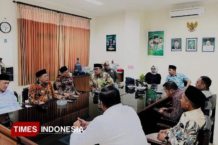 Gus-Haris-Temui-Semua-Fraksi-c.jpg