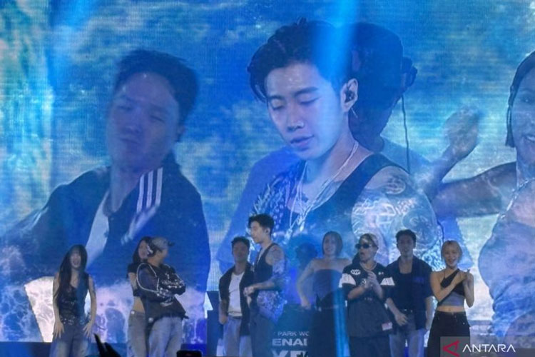 Suasana dari ruangan The Casablanca Hall saat Jay Park mengubah suasananya menjadi ala lautan dalam konsernya yang bertajuk “Serenades & Body Rolls” di Jakarta, Sabtu (12/7/2025). (Foto: Antara/Hreeloita Dharma Shanti)