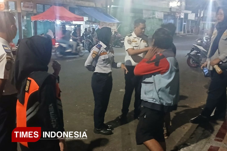 Dishub Kota Banjar saat memberikan pembinaan kepada jukir yang setoran retribusi parkirnya macet. (Foto: Susi/TIMES Indonesia)