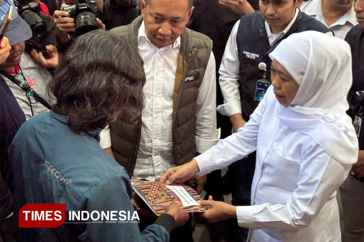 Secara simbolis Gubernur Jatim memberikan santunan kepada keluarga korban tenggelamnya KMP Tunu Pratama Jaya di Kantor ASDP Indonesia Ferry Cabang Ketapang Banyuwangi. (Foto : Anggara Cahya/TIMES Indonesia)