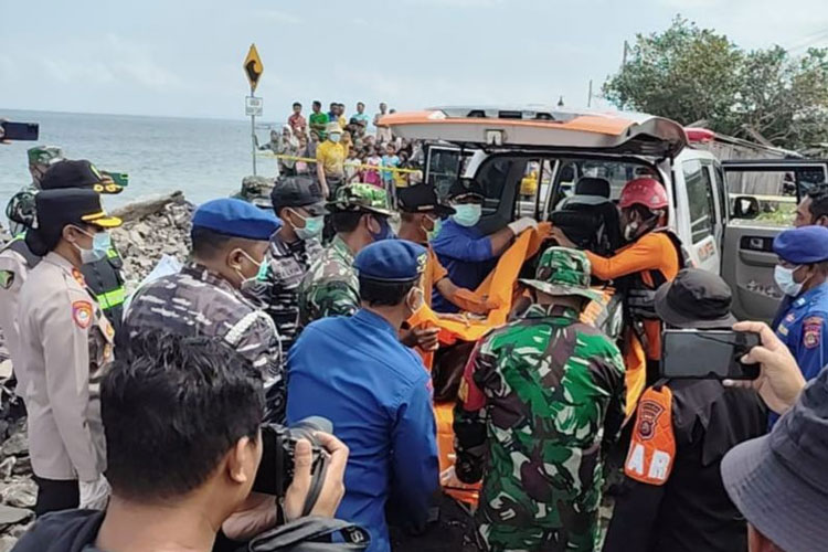 Tim SAR gabungan mengevakuasi korban diduga penumpang KMP Tunu Pratama Jaya di Jembrana, Bali, Sabtu (12/7/2025). (Foto: Antara/HO-Humas BPBD Jembrana)