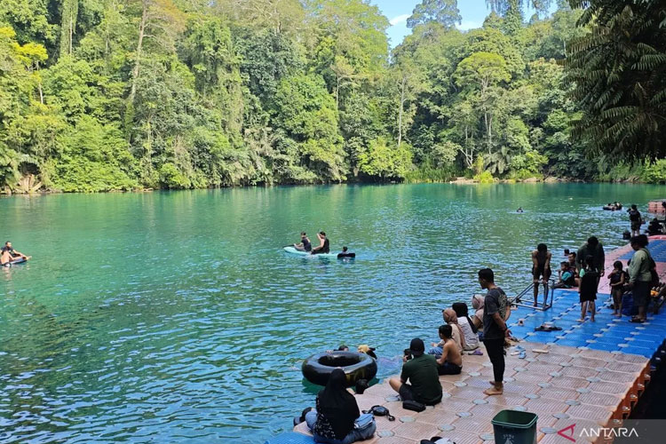 Danau Labuan Cermin di Kabupaten Berau, Kalimantan Timur ramai oleh wisatawan yang berenang maupun menyelam menikmati air yang jernih dan segar. (Foto: Antara/Farhan Arda Nugraha)