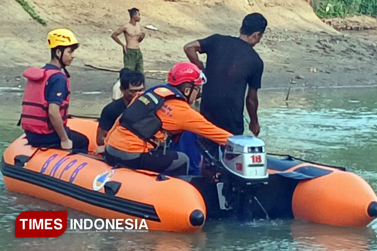 BPBD Kota Banjar dibantu warga saat melakukan pencarian korban tenggelam di Muara Cijolang. (Foto: Susi/TIMES Indonesia)