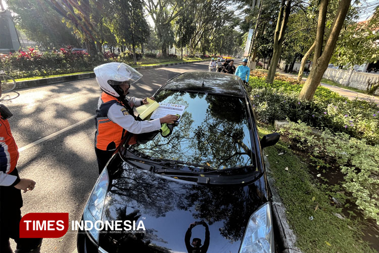 Cek Jalur Sepeda, Dishub Kota Malang Tindak Sejumlah Mobil Parkir Sembarangan