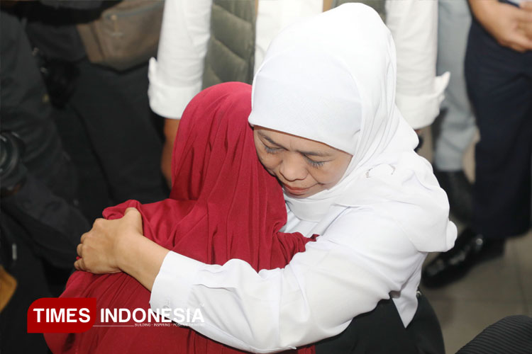 Gubernur Khofifah saat menyerahkan santunan dan menguatkan keluarga korban kecelakaan laut KMP Tunu Pratama Jaya di Banyuwangi, Sabtu (12/7/2025) (FOTO: Humas Pemprov Jatim for TIMES Indonesia)