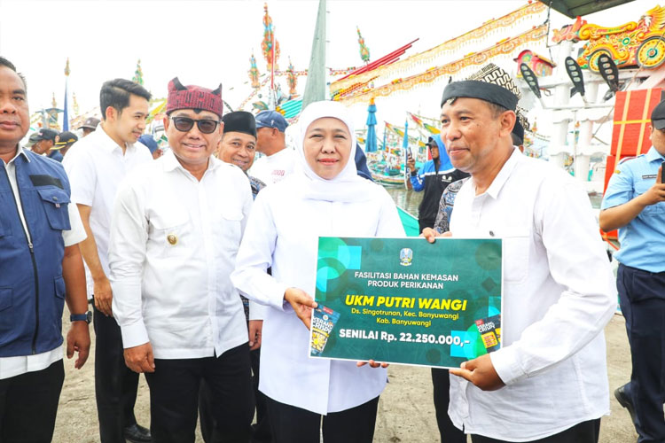 Sapa Nelayan dan Kelompok Perikanan Muncar, Gubernur Khofifah Serahkan Bantuan Rp276 Juta