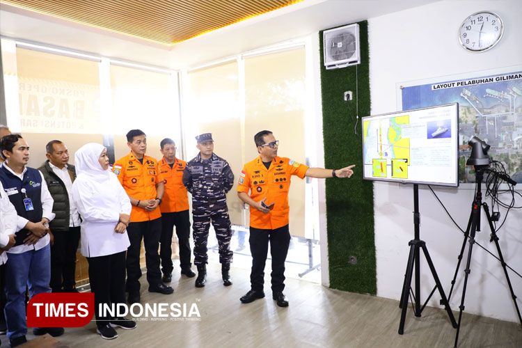 Gubernur-Khofifah-meninjau-operation-room.jpg