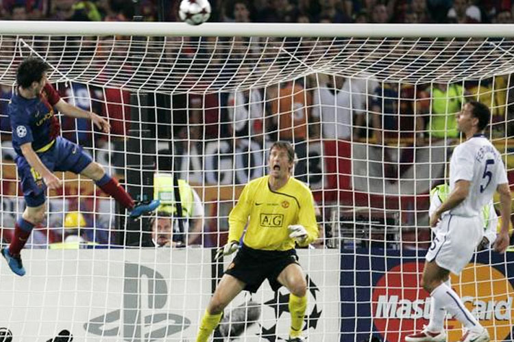 Lionel Messi saat masih bermain untuk Barcelona mencetak gol melalui sundulan kepala saat laga final Liga Champions 2008-09 melawan Manchester United. Gol ini diabadikan dengan teknologi AI. (FOTO: AP)