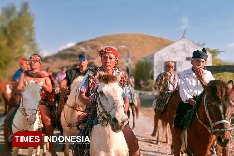 Parade Kuda dan Tenun Ikat Sumba Timur Warnai Ajang Promosi HUMBA Sandalwood Festival 2025