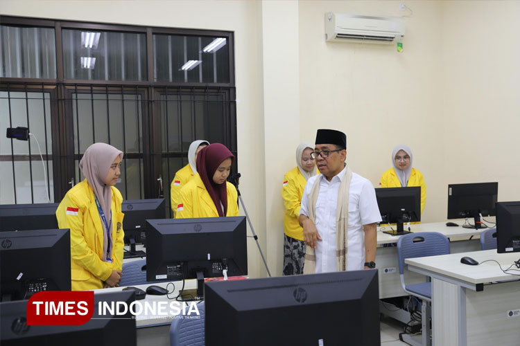 Menko PMK RI, Pratikno meninjau SALUT di Ponpes Al-Falah Ploso (FOTO: Canda Adisurya/TIMES Indonesia)