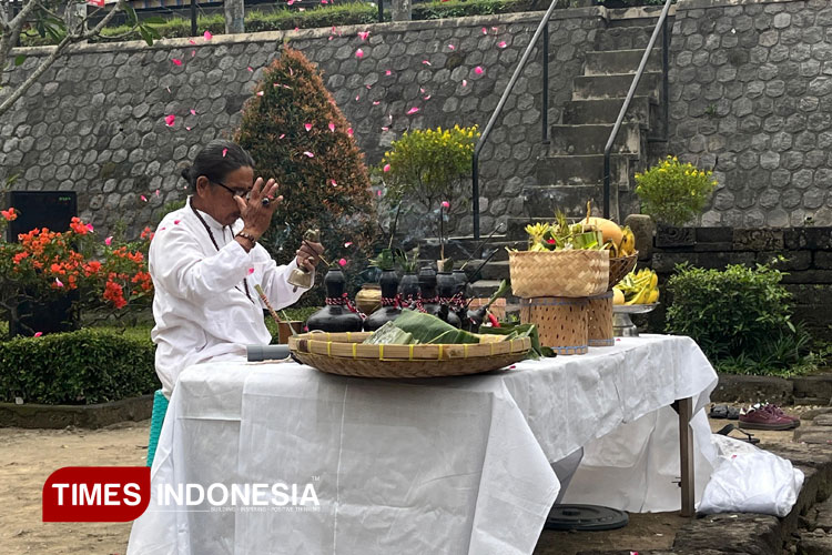 Sultan Siak Jalani Pensucian Diri di Petirtaan Candi Penataran  Blitar