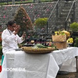 Sultan Siak Jalani Pensucian Diri di Petirtaan Candi Penataran  Blitar