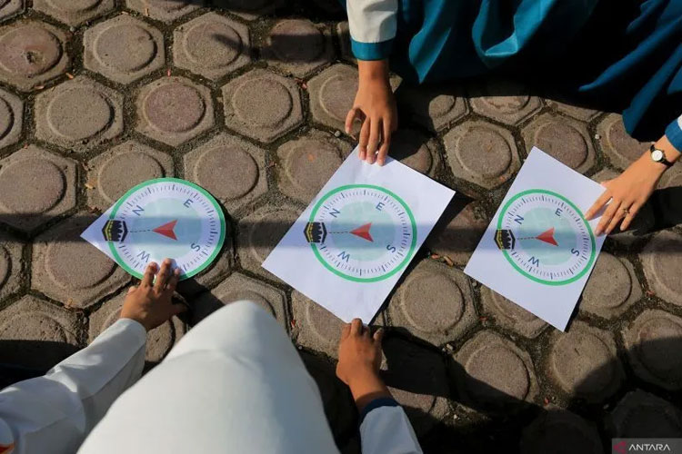 Petugas mengarahkan kompas saat mengukur arah kiblat pada gerakan Hari Sejuta Kiblat di Madrasah Tsanawiyah Swasta (MTsS) Harapan Bangsa (HBS) Desa Kuta Padang, Johan Pahlawan, Aceh Barat, Aceh, Senin (27/5/2024). (ANTARA FOTO/Syifa Yulinnas/aww.)