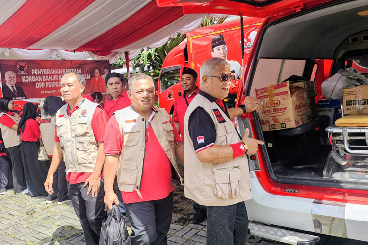 Suasana penyaluran bantuan kemanusiaan untuk korban banjir Mataram oleh PDI Perjuangan. (FOTO: PDIP NTB)