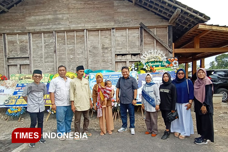 menyerahkan-santunan-kepada-keluarga-mahasiswa-korban-insiden-perahu-terbalik-2.jpg