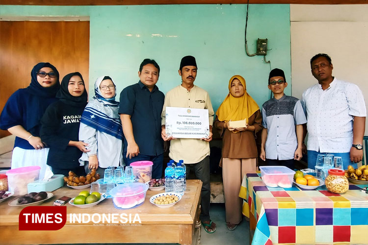 Kagamahut Jatim dan Pusat Serahkan Tali Asih bagi Keluarga Mahasiswa UGM Korban Laka Laut