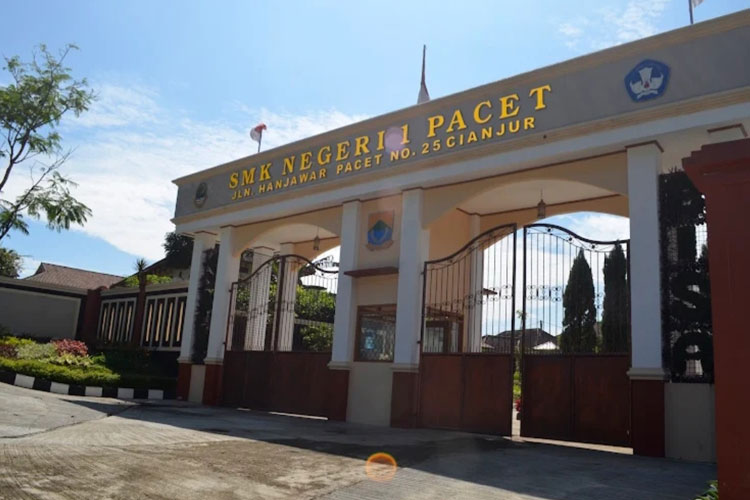 Foto gerbang SMKN 1 Pacet di Kabupaten Cianjur. (FOTO: Instagram @smkn1_pacet)