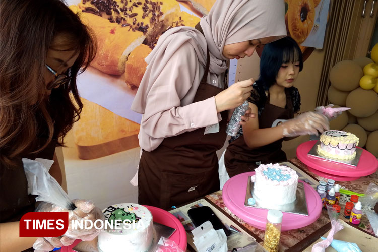 Re-opening, Toko Roti Madinah Gelar Workshop Cake Decorating