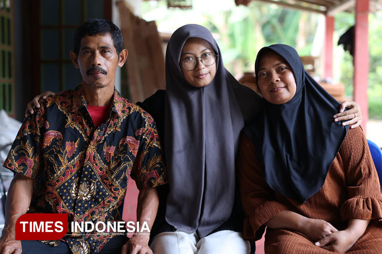 Anyndha Tri Rahmawati bersama kedua orangtua (FOTO: Humas UGM for TIMES Indonesia)