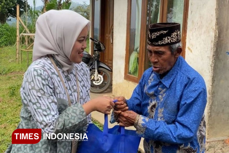 Salsa Marketing Santerra De Laponte Memberikan Bantuan Sembako untuk kaum duafa dan tidak mampu serta anak yatim (Jum’at, 11/7/2025). (FOTO: AJP TIMES Indonesia)