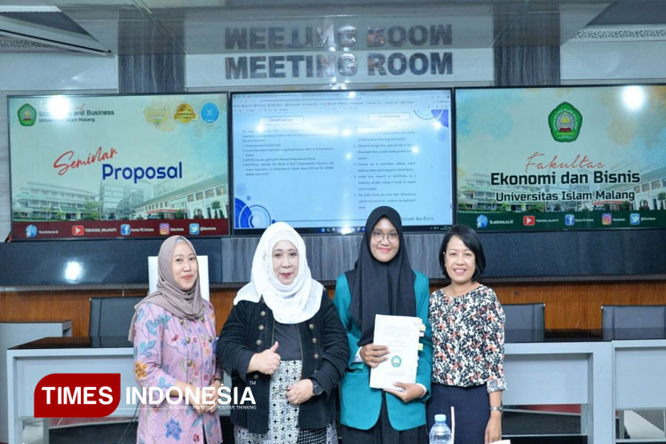 Santi Puspita Ningrum, mahasiswa program studi Akuntansi Unisma Malang melakuka ujian skripsi dengan penguji Internasional Mrs. Sudrudee Bamrug, Ph.D dari Prince Songkla University Thailand. (FOTO: AJP TIMES Indonesia)