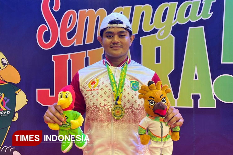 Irmanda Putra, mahasiswa program studi Teknik Mesin Unisma Malang meraih medali emas di cabang olahraga Combat Sambo dalam ajang Porprov IX Jawa Timur 2025. (FOTO: AJP TIMES Indonesia)